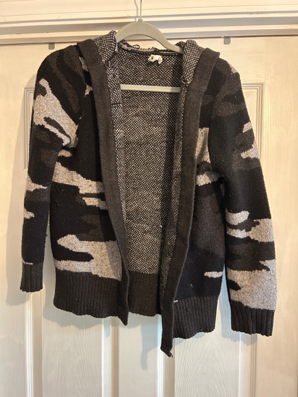 Cable & Gauge Women's Hooded Open-Front Cardigan - Black & Gray Camouflage